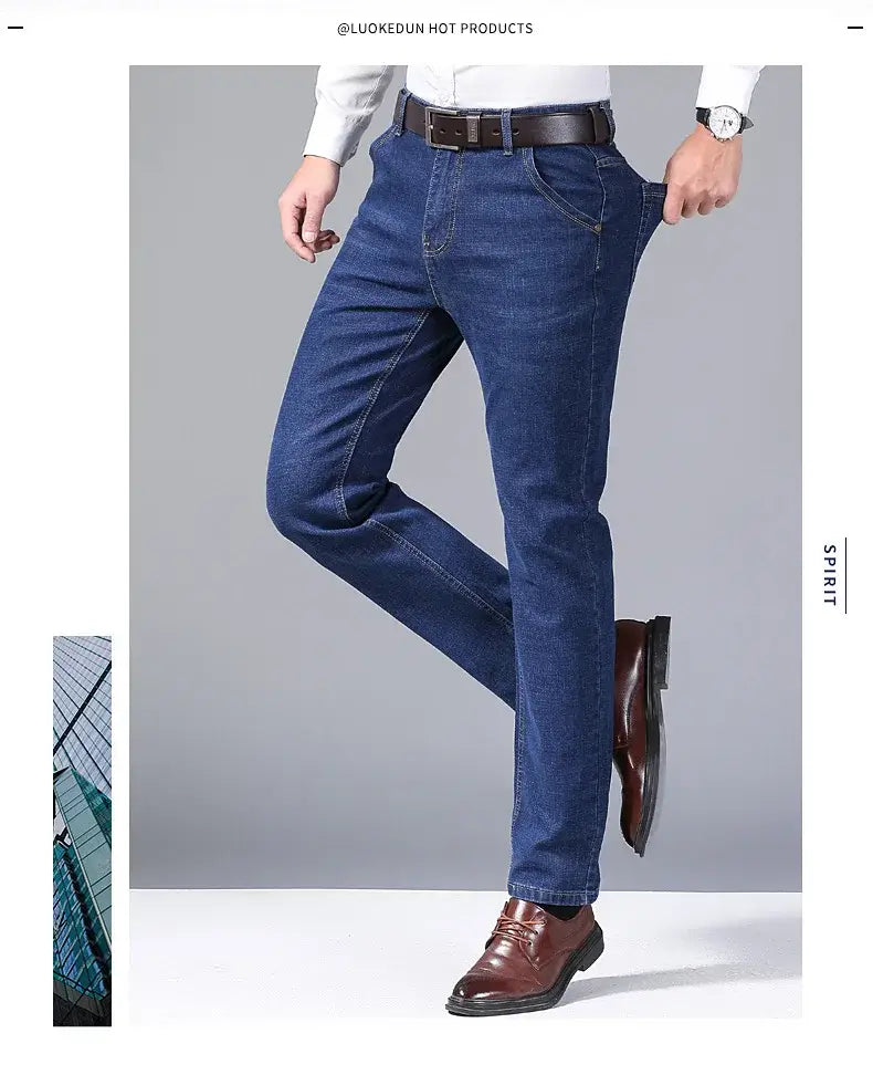 Jeans en denim extensible à coupe slim pour hommes en bleu foncé, avec une coupe classique droite et des passants de ceinture.
