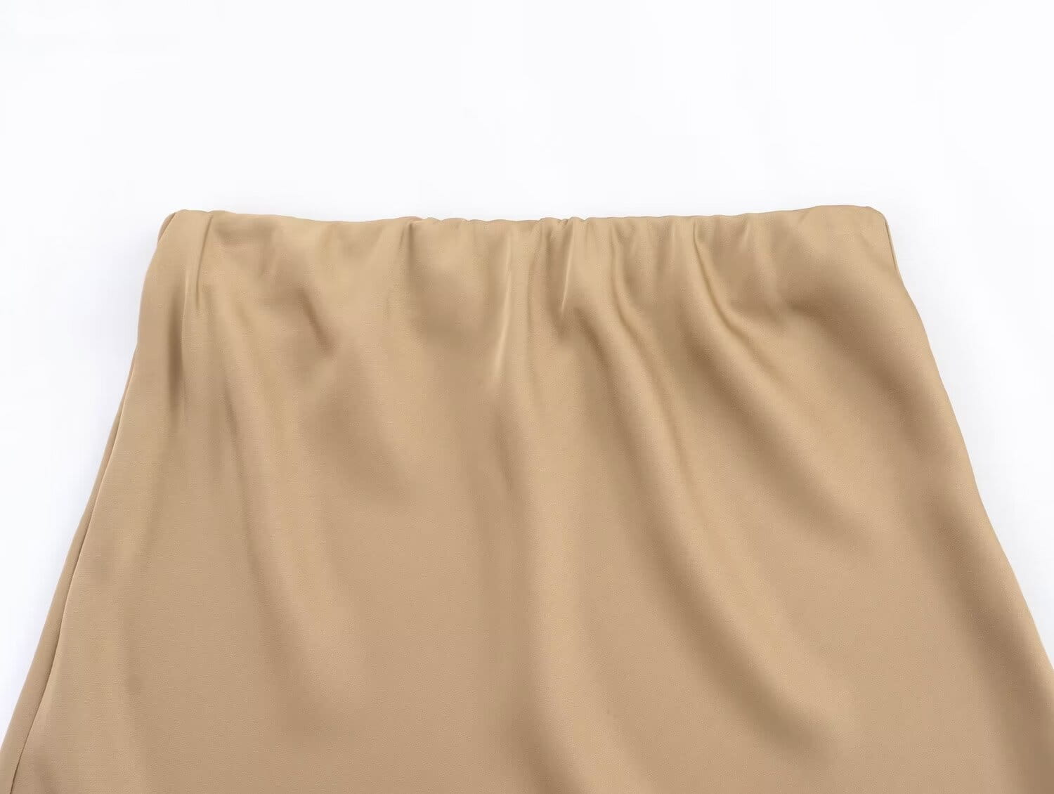 Jupe midi en satin beige, à taille haute, ceinture froncée conçue comme une longue jupe élégante