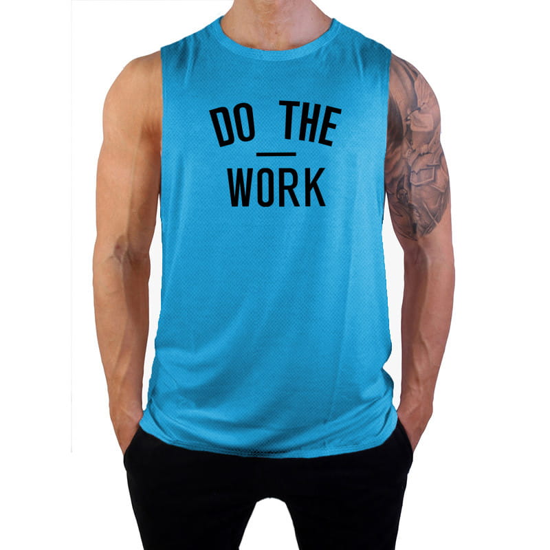 Débardeur de sport pour homme bleu vif sans manches, gilet de fitness à séchage rapide, avec le texte « do the work » noir audacieux sur la poitrine.