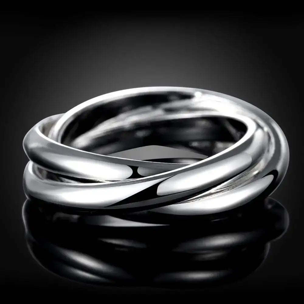 Ein eleganter Sterlingsilberring für Damen mit einfachen drei Kreisen und einem ineinander verschlungenen Design sowie polierter Metalloberfläche.
