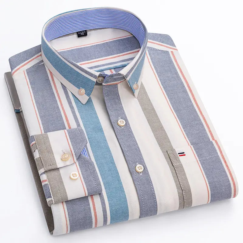 Chemise oxford à carreaux en coton, grande taille pour homme, pliée avec soin, avec des rayures verticales dans des tons de bleu, gris, blanc et de fines touches rouges.