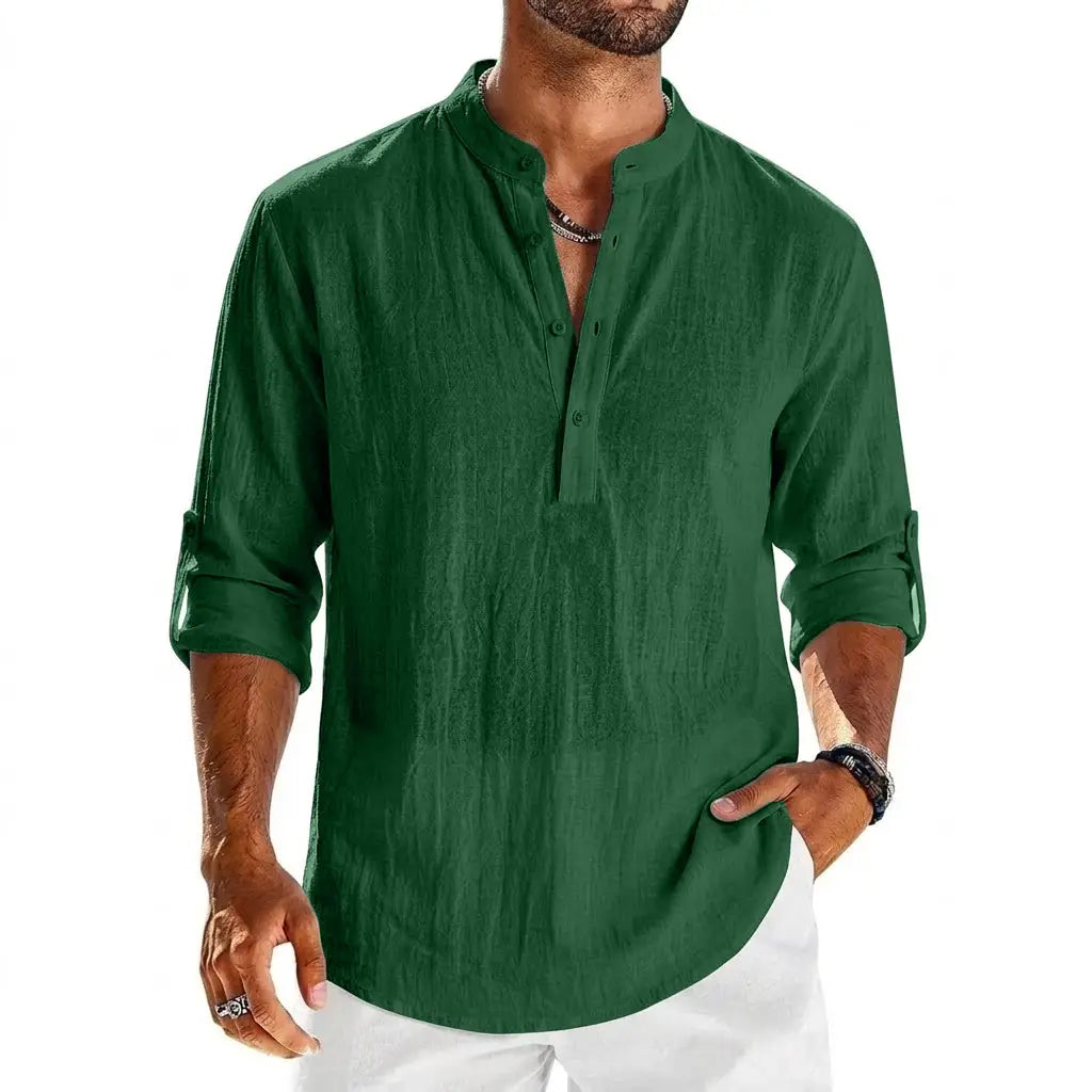 Chemise Henley à manches longues en coton et lin vert foncé pour homme, avec tissu texturé et design boutonné, ainsi que des poignets retroussés.