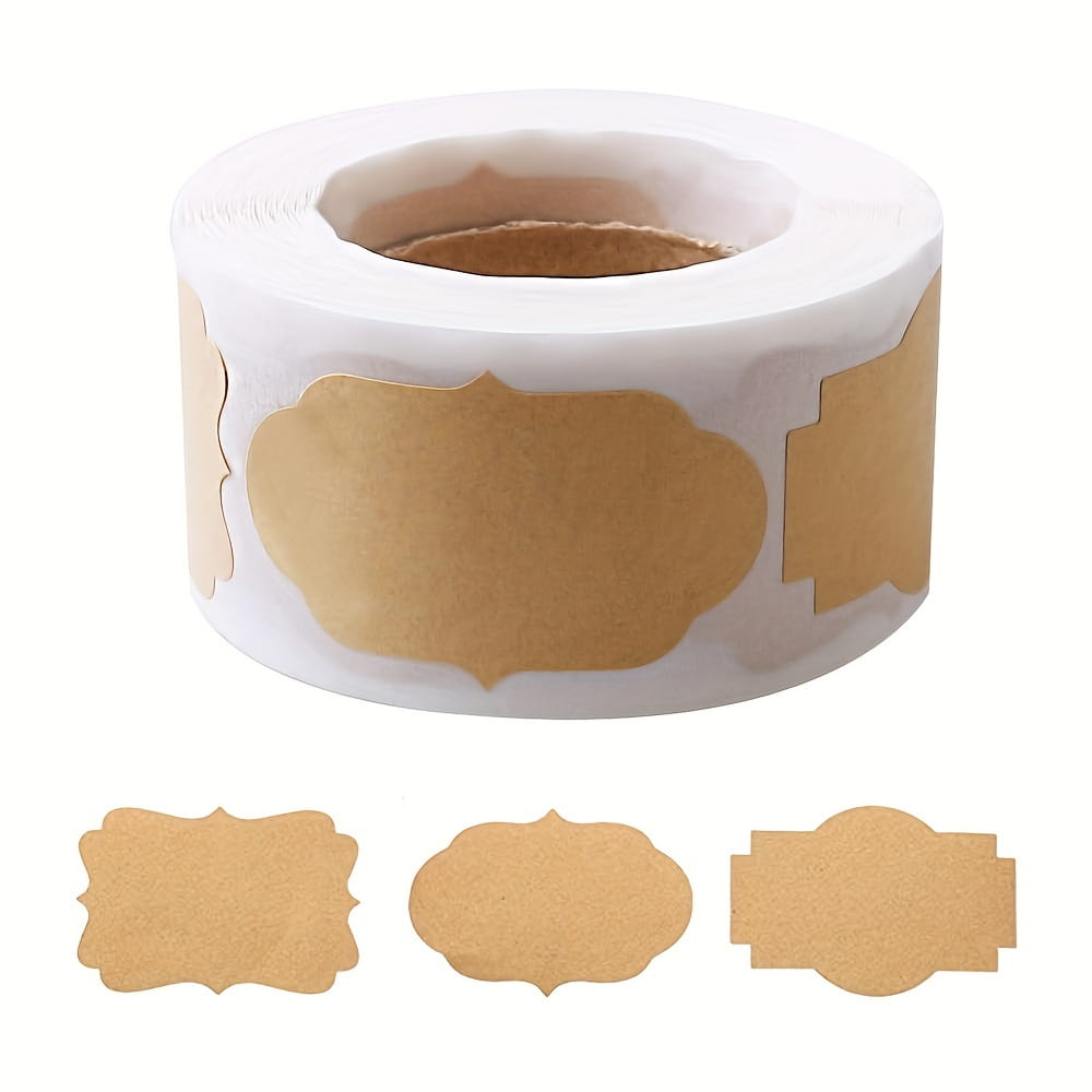 Un rouleau d’autocollants en papier adhésif kraft à bords festonnés et support blanc pour des décorations de Noël.
