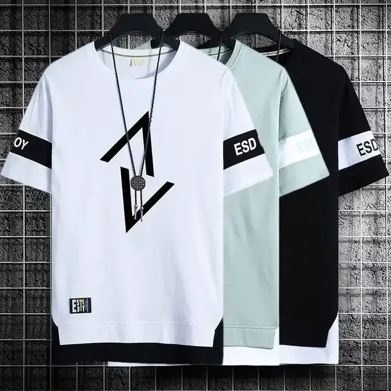 Weiße Kurzarm-T-Shirt aus Baumwolle mit markantem schwarzem geometrischem Logo auf der Brust und kontrastierenden schwarzen Ärmelbändern mit ESD-Schriftzug, entworfen für Herren im Streetwear-Sommer-Einsatz.