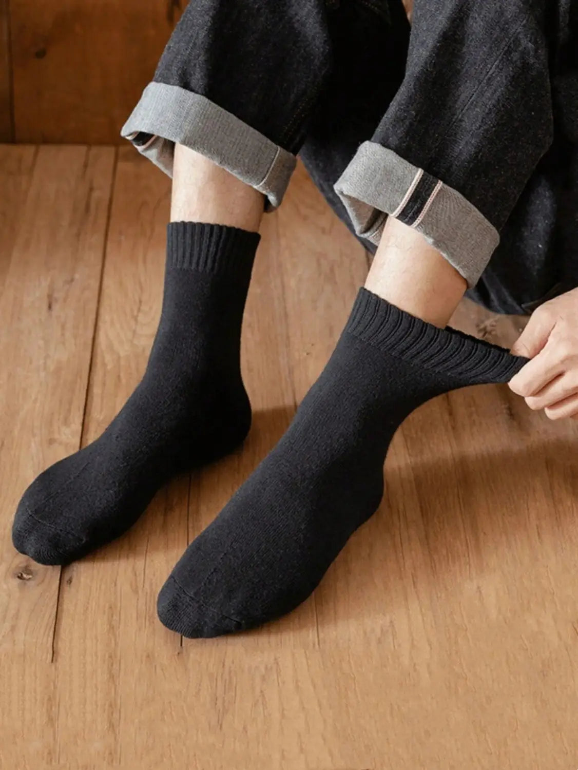 Chaussettes d’hiver thermiques en tricot pour homme noires avec bord-côte, visibles depuis le côté arrière.