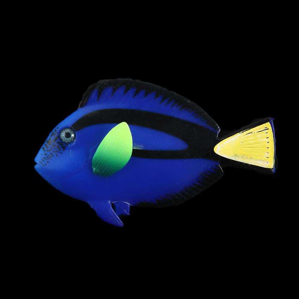 Eine künstliche Silikon-Aquarienzierde mit einer kräftig blauen Plastiktierrfigur in Form eines Fisches, mit einer schwarzen Rückenflosse, grünen Brustflossen und einem gelben Schwanz.