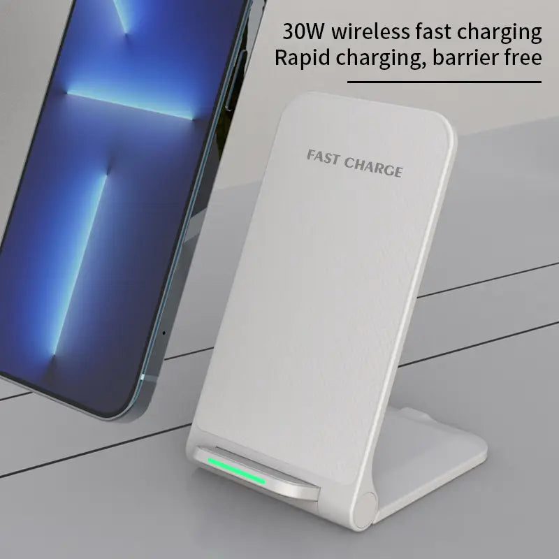 Type C充電に対応したホワイト30W高速ワイヤレス充電器で、洗練されたミニマルなデザインと、効率的なワイヤレス充電のために底部に配置された緑色のインジケーターライトを備えています。
