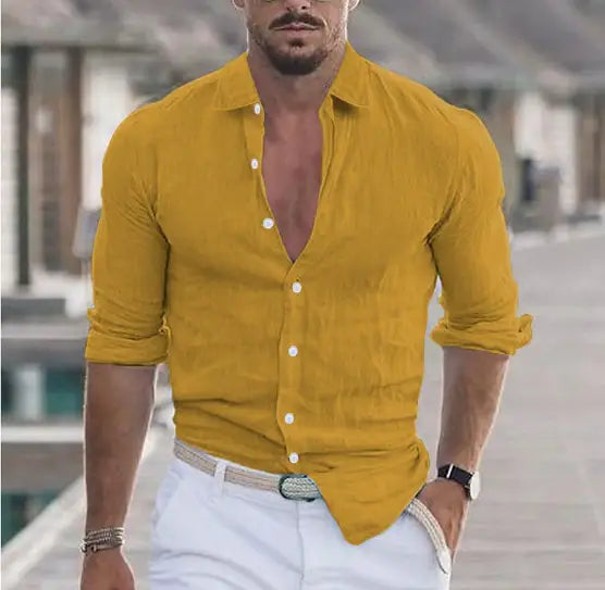 un hombre que lleva una camisa de algodón de hombre para verano en la playa de color amarillo mostaza, de botonadura sencilla, con mangas largas y puños arremangados, ideal para estilo de verano en la playa
