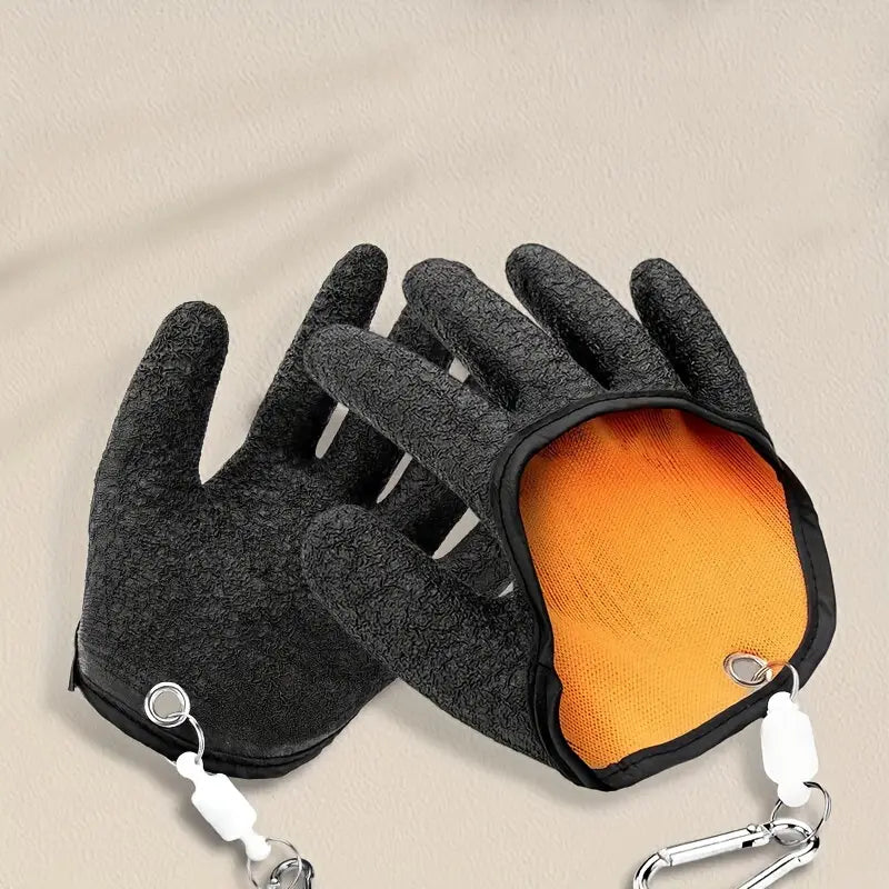 Gants de pêche imperméables noirs avec surface extérieure texturée, doublure intérieure orange et cordons rétractables blancs fixés à des mousquetons métalliques pour une prise antidérapante et une utilisation sûre