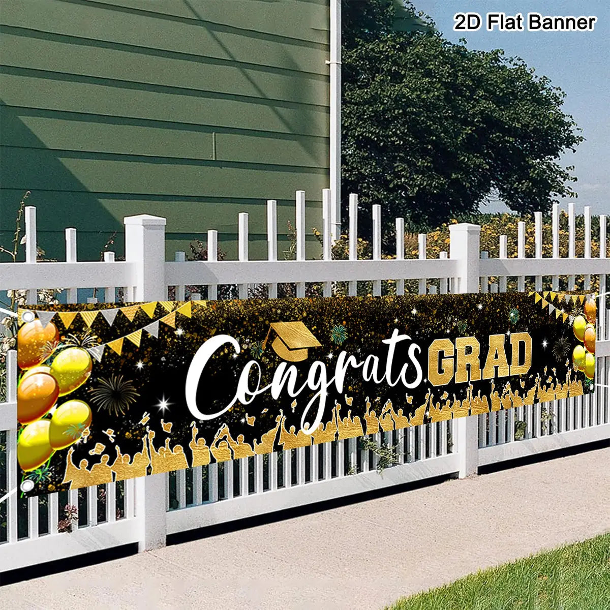 Banner de graduación negro y dorado para suministros de fiesta de la clase de 2026, con texto de felicitación en cursiva blanca, icono de birrete con globos dorados, fuegos artificiales y siluetas de graduados celebrando