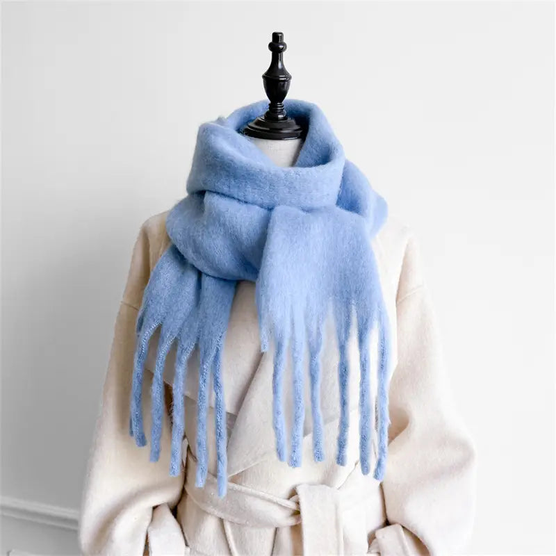 Ein weicher hellblauer Kunstfell-Schal für Damen mit Cashmere-ähnlichem Gefühl für den Winter mit langen, passenden Fransen.