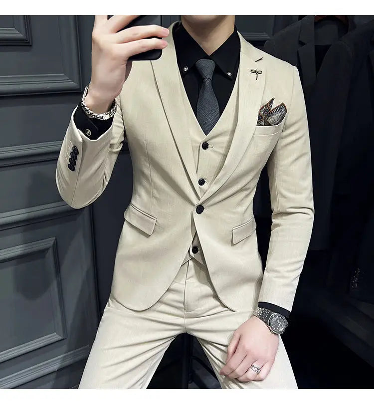 Ensemble de costume slim fit beige pour homme, avec une conception trois pièces taillée sur mesure, une texture discrète, une chemise noire et une cravate, et 9 pantalons courts à la cheville, avec un type de fermeture par boutons.