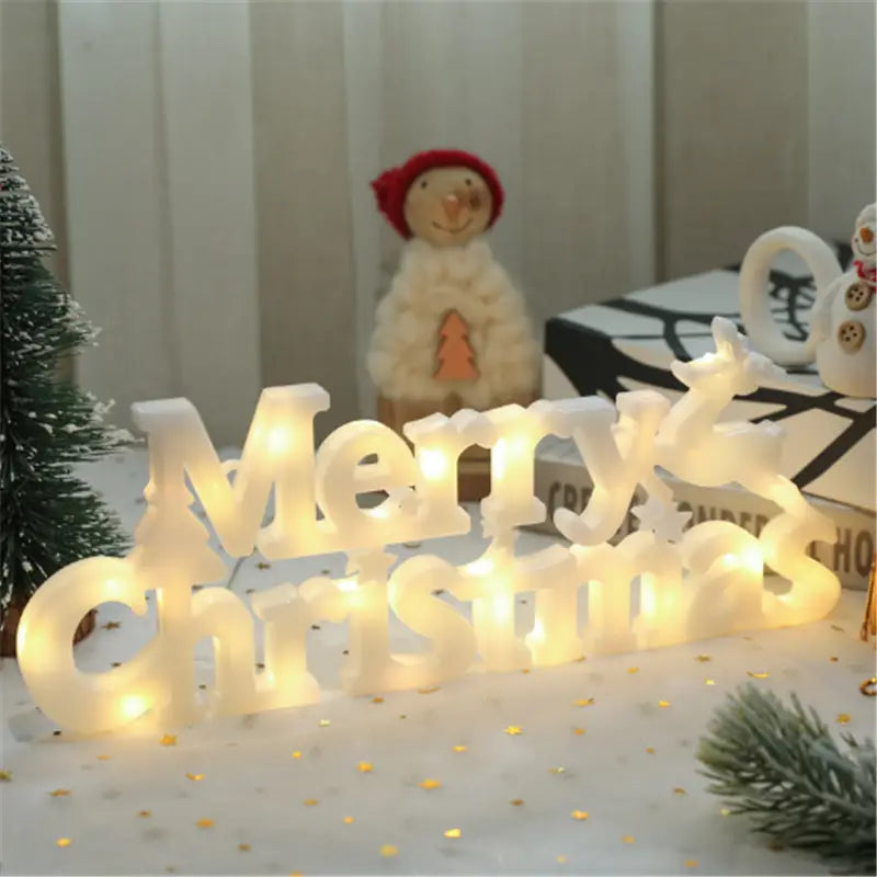 LEDの“メリークリスマス”レターライトのストリングガーランドにあしらわれた、暖かく発光する灯りを備えた、白色のイルミネーション式“メリークリスマス”サイン。
