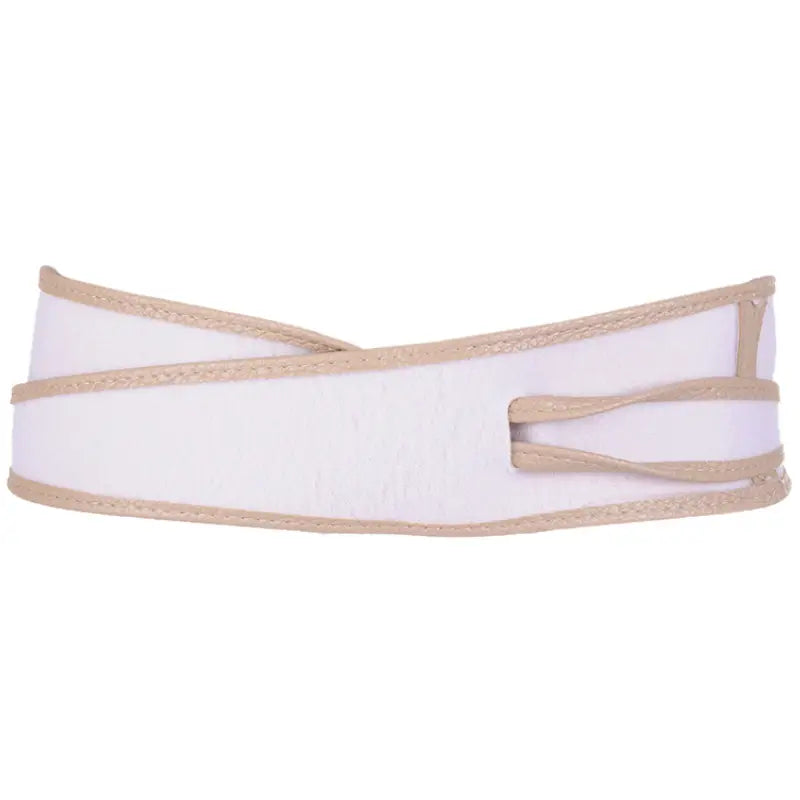 Ceinture large en cuir à nœud papillon noué pour femmes, présentant un maintien élastique blanc et beige au niveau de la taille, avec coutures renforcées le long des bords.