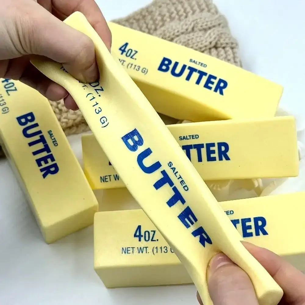 Bâtonnets de beurre salé jaunes portant une étiquette avec du texte bleu et indiquant 4 oz dans le Coffret de Boules Anti-Stress et de Jouets Sensoriels.