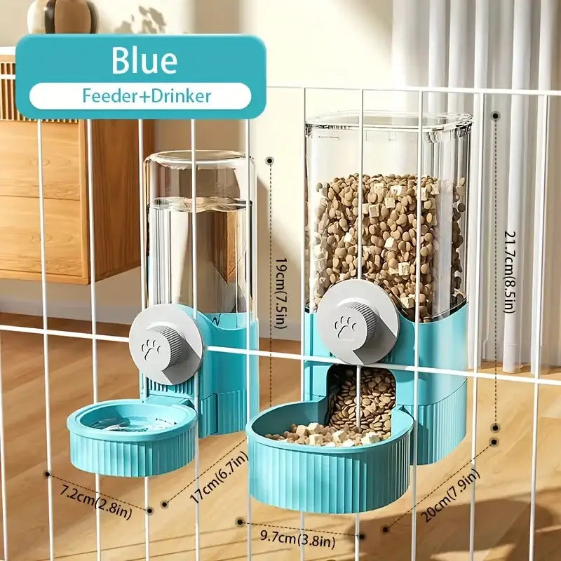 ensemble distributeur automatique pour animal de compagnie bleu en plastique et distributeur d’eau, avec récipients cylindriques transparents, boutons gris à motif de patte et bases côtelées pour le nourrissage et l’hydratation de l’animal.