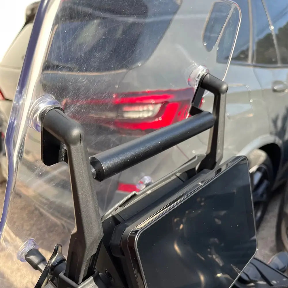 Schwarze Kunststoff-GPS-Navigationshalterung Cfmoto 800mt mit klaren Saugschalen und horizontaler Stange zur Befestigung am Motorrad-Windschutzschild, von der Rückseite gezeigt