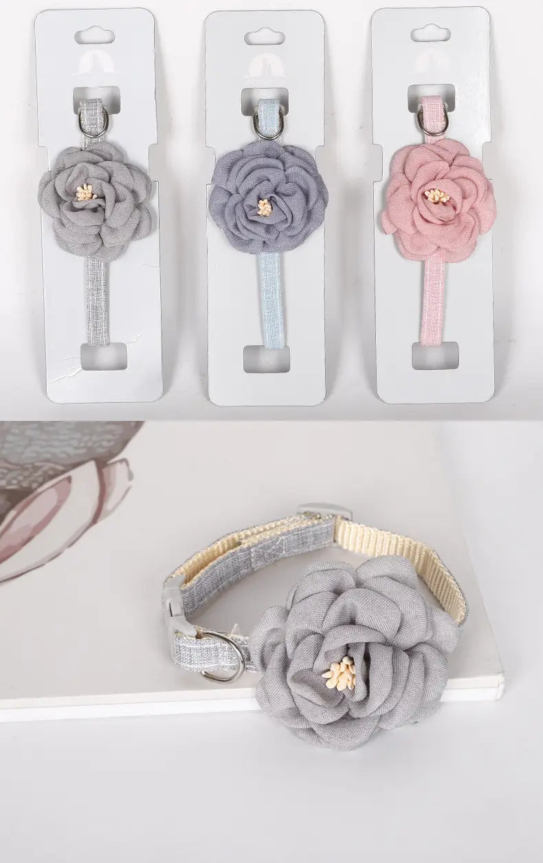 Graues Stoff-Camellia-Blumen-verstellbares Katzenhalsband mit beigem Innenfutter und von der Rückseite sichtbarem Metallschließenverschluss