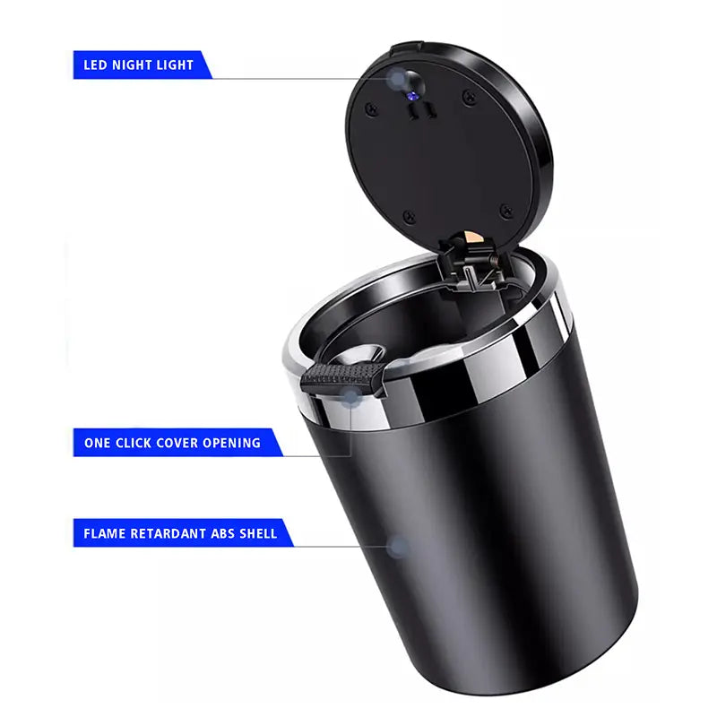 Cendrier de voiture cylindrique noir avec bordure et couvercle chromés, intégrant une veilleuse LED et une ouverture du couvercle à un clic, conçue pour des porte-gobelets de véhicule.