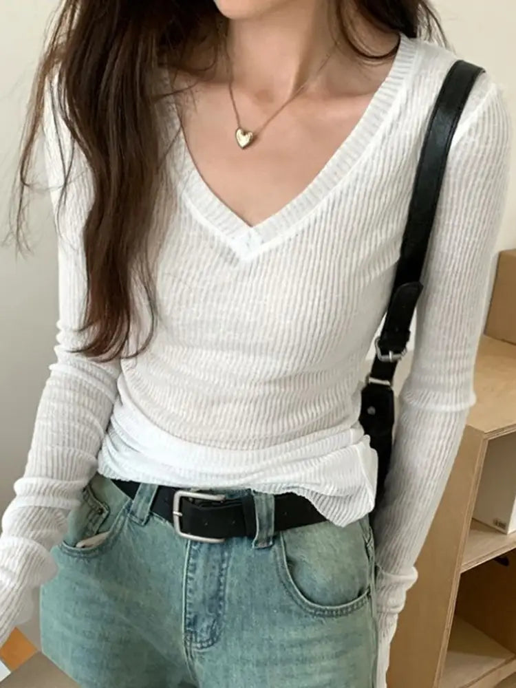 Weißer gerippter schierer Langarm-V-Ausschnitt-Top für Damen aus schmalem Casual-Gewebe, ideal für den täglichen Gebrauch.