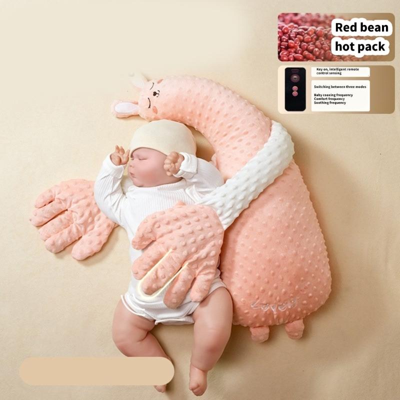 Rosa-weißer, strukturierter Plüsch als Lamaschlafsack für Babys in Form mit integriertem rotem Bohnengersten-Wärmepack, gestaltet als beruhigende Baby-Schlafhilfe-Handpuppe