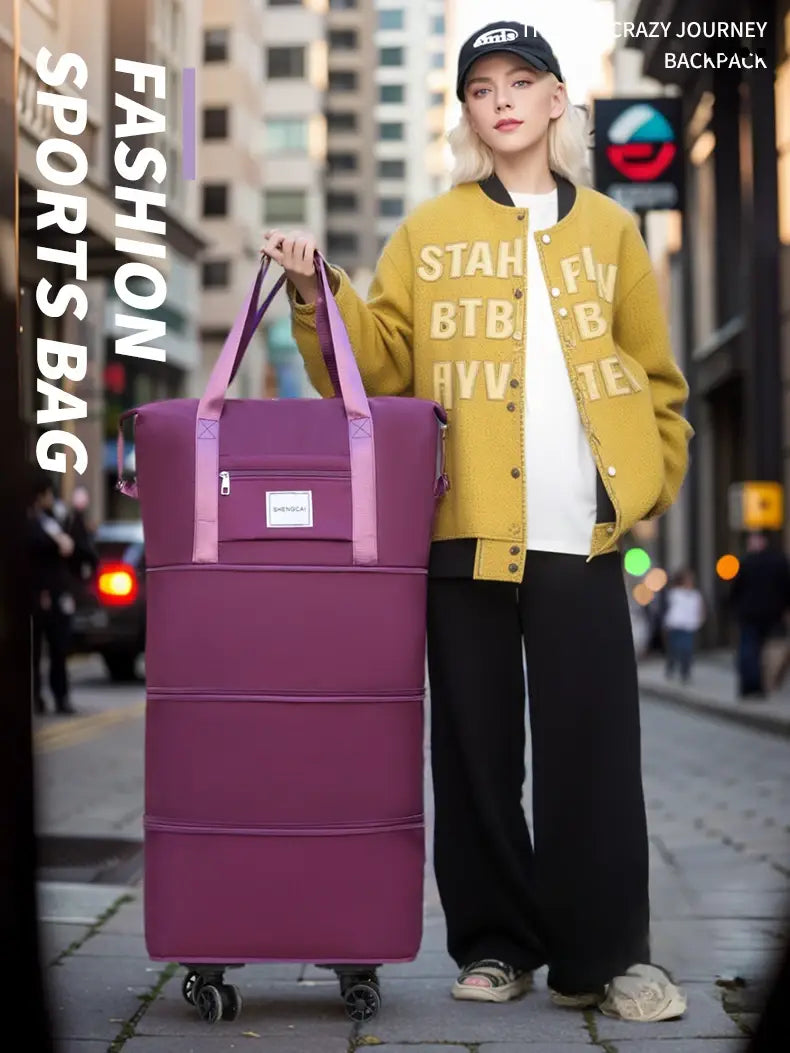 Un sac duffel roulant pliable violet avec des poignées roses et des roues noires, conçu pour un usage de grand capacité, de voyage et de sport.