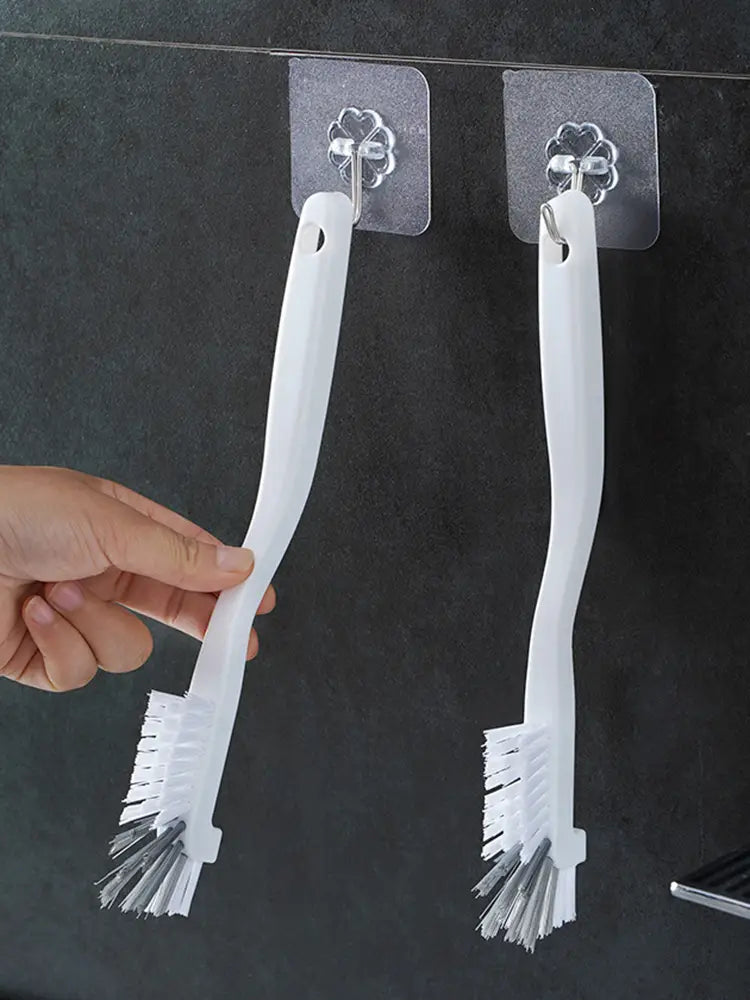 Cepillo de fregar de botellas y platos de plástico blanco con mango largo, con cerdas de doble cara que presentan nailon blanco suave y metal plateado rígido, para una limpieza versátil.