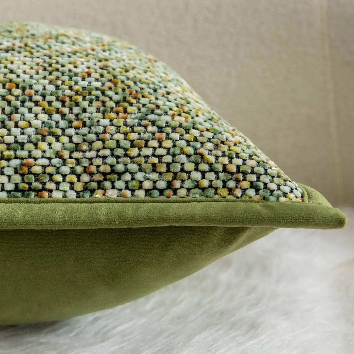 71ppeB+duxL._AC_SL1500_.jpg Housse de coussin d’appoint en chenille présentant un coussin vert texturé, un motif tissé de perles multicolores et une bordure en velours vert olive unie.