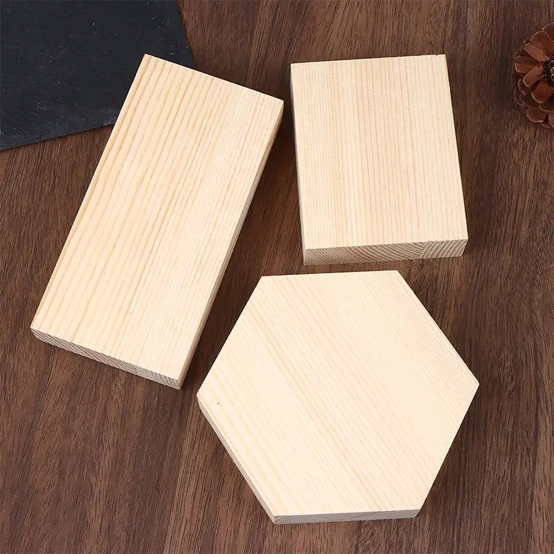 Tres bloques de madera natural de color claro sin terminar, que incluyen dos rectangulares y uno hexagonal, presentados en un organizador de herramientas para tablero perforado de soporte de pinzas de madera.