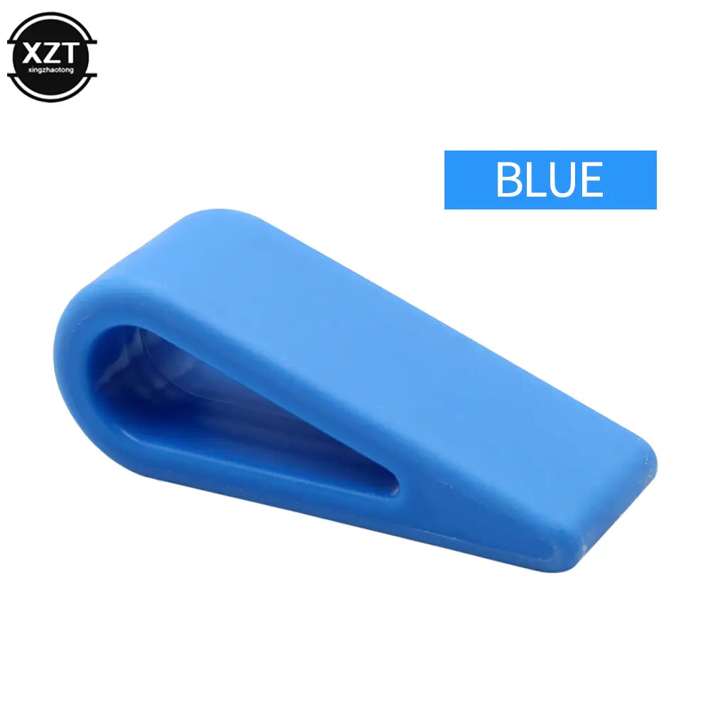 Tope para puerta de silicona azul que se presenta como parte de una base de enfriador ergonómico ajustable para soporte de laptop, para mejorar la estabilidad y la eficiencia de enfriamiento