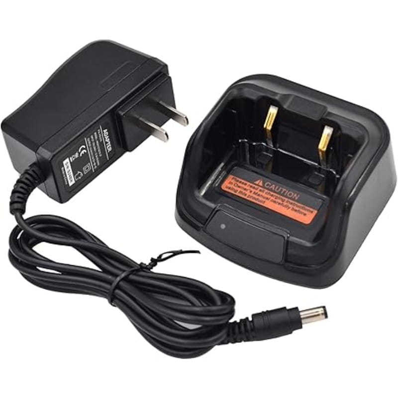 schwarze Kunststoff-Desktop-Ladegerätbasis ch10l23 mit goldfarbenen Kontakten und spiralförmiger Netzkabelverbindung an einem schwarzen Wandadapter für Hytera BD502i, BD552i, BD612i Funkgeräte