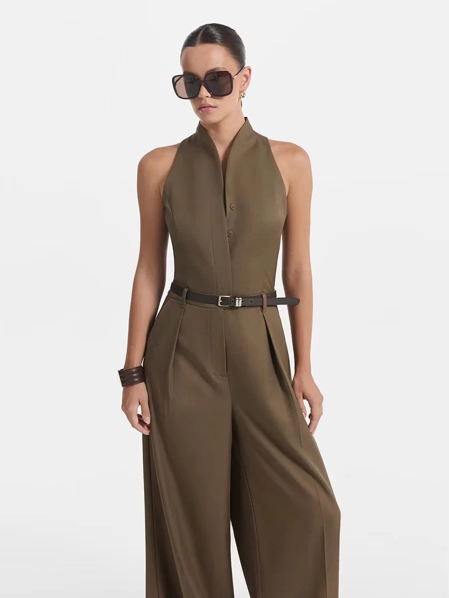 Une combinaison sans manches vert olive à col montant, avec fermeture boutonnée et pantalon à jambes larges, conçue pour une tenue formelle ou décontractée avec style.