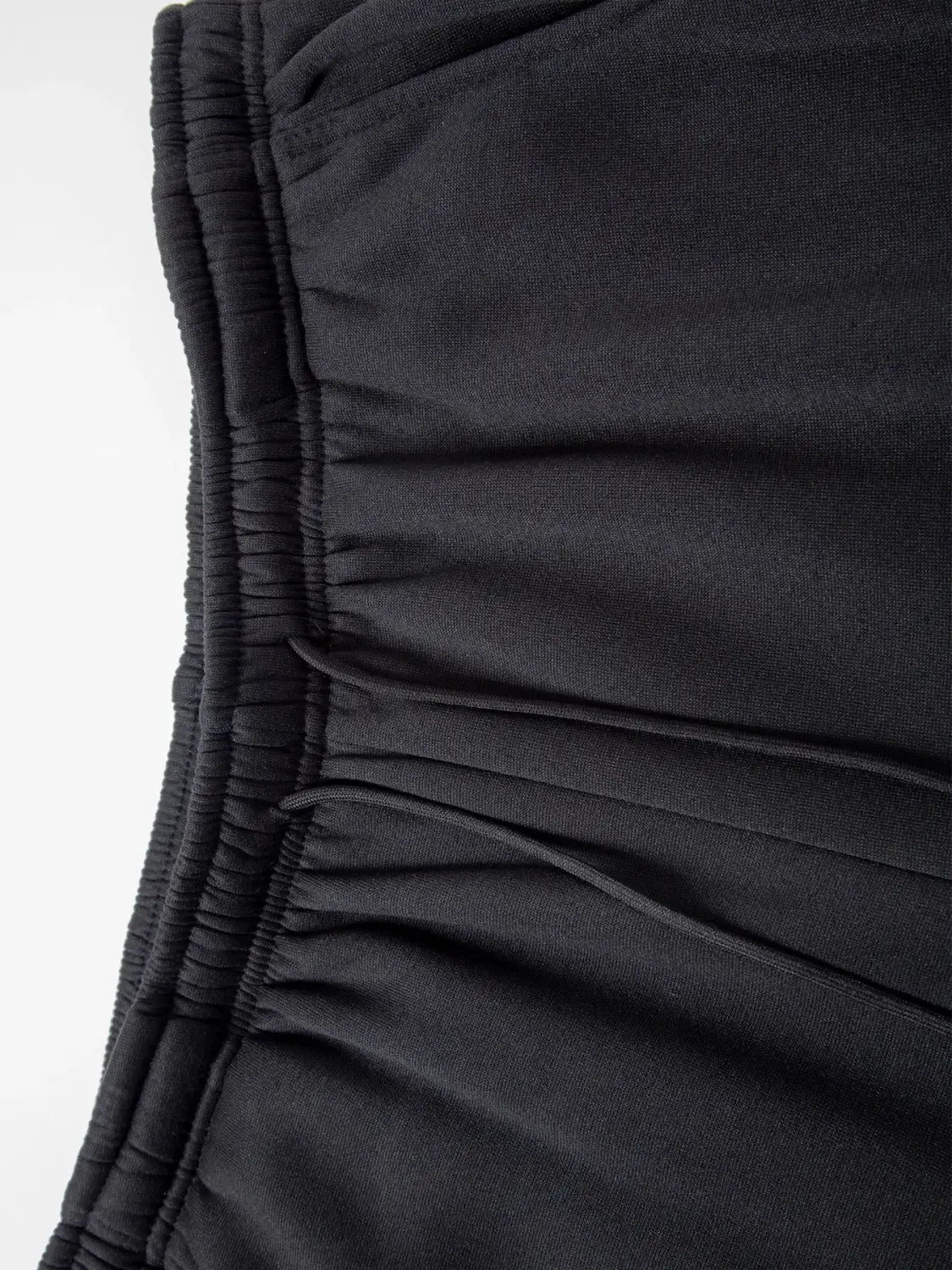 Pantalons de jogging en polaire pour hommes, style décontracté pour l’hiver, noirs, avec taille élastique et tissu texturé doux, présentant des détails de couture discrets.