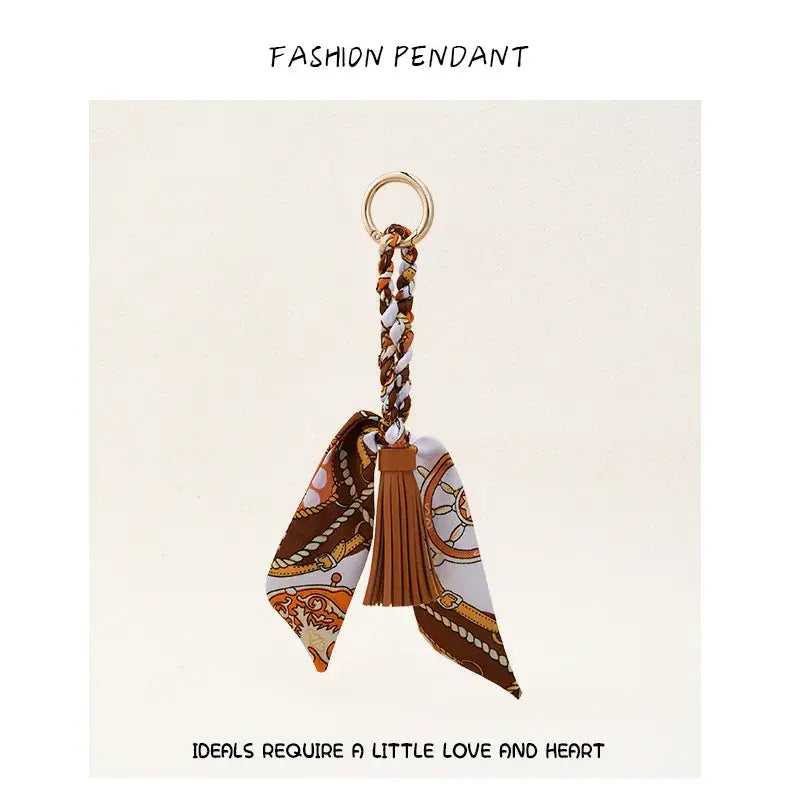 Porte-clés à gland de foulard en soie pour sacs, avec un foulard en soie brun et blanc à motif, un cordon tressé et un gland.