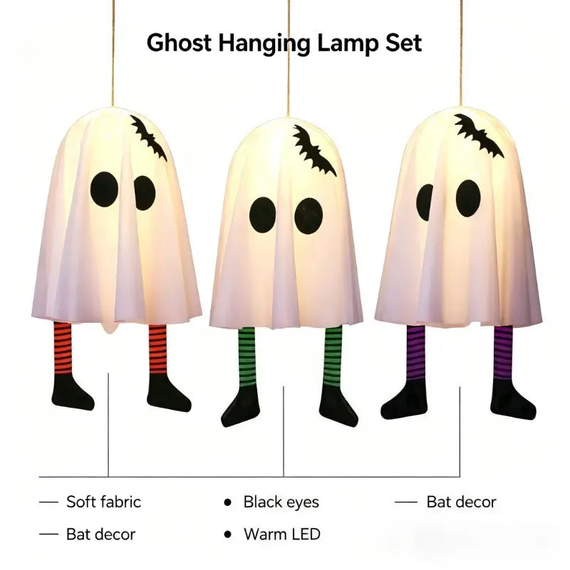 Set aus drei geisterförmigen Halloween-Party-Dekorationsanhänger-Lampen mit weichen weißen Stoffkörpern, schwarzen Augen und Fledermaus-Aufklebern mit Märchenlichtern.