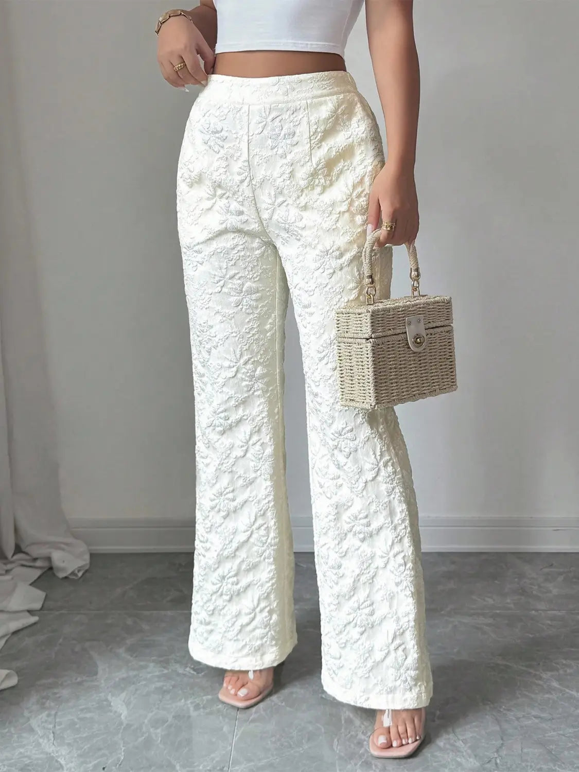 Weiße Spitzenhose mit hoher Taille und weitem Bein, mit aufwendigen Spitzenmustern sowie einem Design mit hoher Taille, geeignet für elegante Anlässe