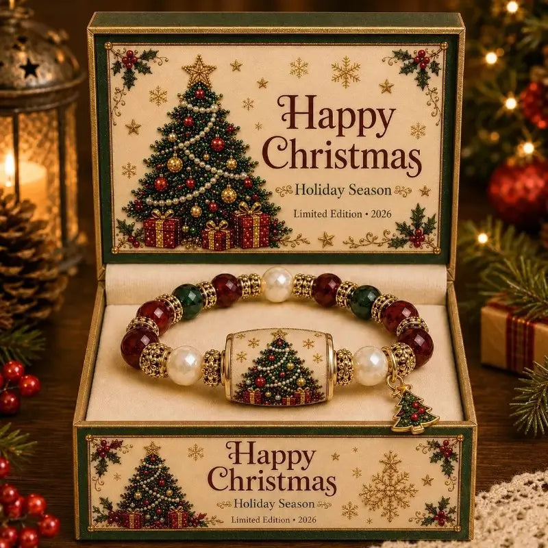Weihnachtliches Perlenschnur-Stretcharmband mit roten, grünen und weißen Perlenperlen, akzentuiert mit goldfarbenen Metallperlen, sowie einem zentralen rechteckigen Anhänger, der mit einem Tannenbaumdesign graviert ist.
