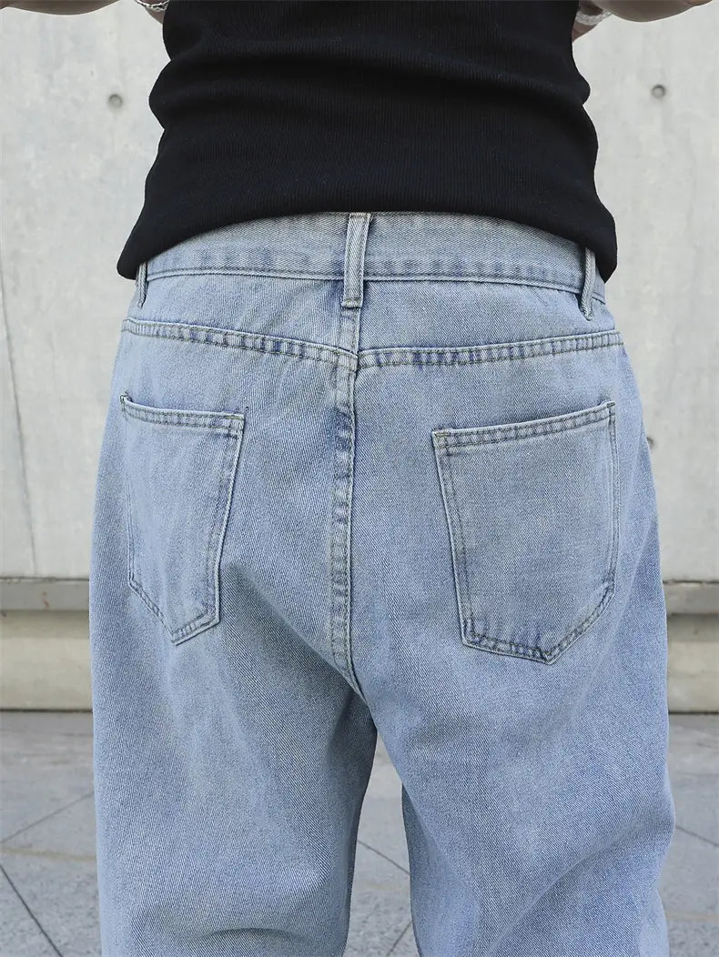 Jeans en denim clair Y2K hommes ample à jambe large, coupe décontractée, poches arrière classiques, présentés depuis l’arrière