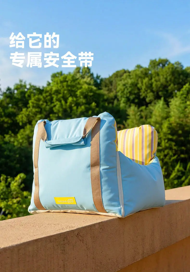 Siège de voiture pour chien et lit de voyage bleu clair pour petits chiens, avec des sangles en toile camel et un coussin à rayures jaunes à l’intérieur, conçu pour les petits chiens.