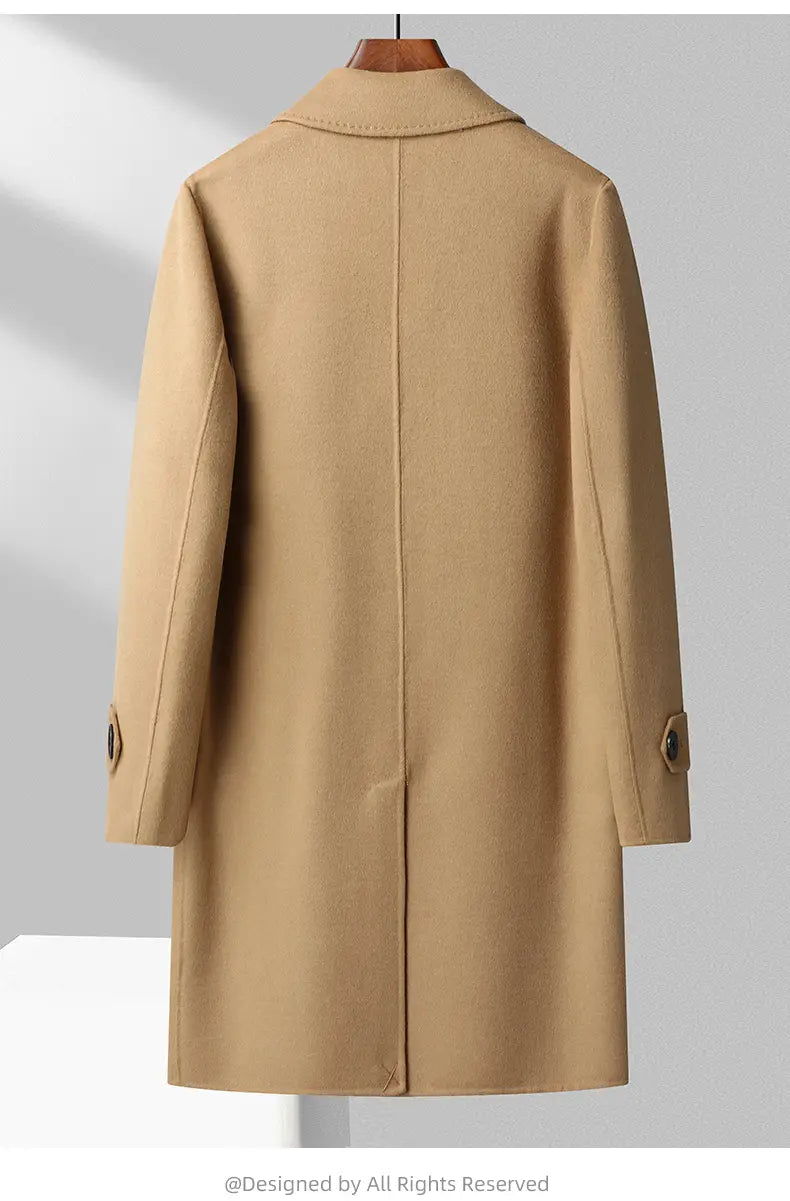 Beiger Wollmantel für Herren mit klassischem Kragen und geknöpften Bündchen für den Herren-Langwollmantel als Winterjacke.