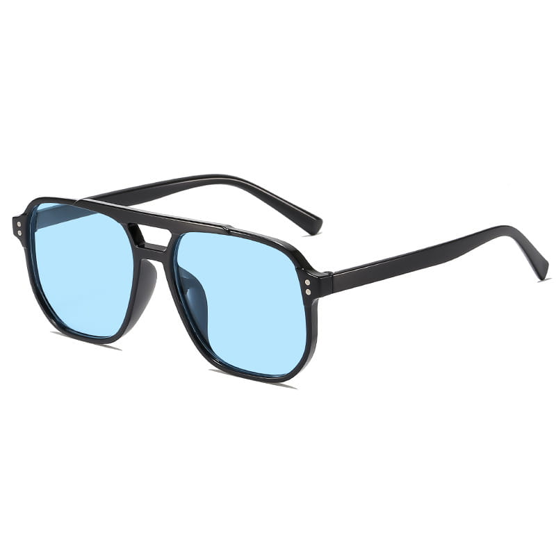 Gafas de sol cuadradas negras con monturas negras y lentes con tinte azul claro con protección UV400 para uso unisex.