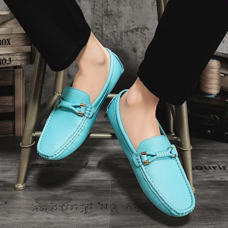 Chaussures à enfiler habillées en cuir bleu clair pour hommes, se portant sans effort avec des chaussures décontractées, avec un nœud décoratif et une quincaillerie ton or.