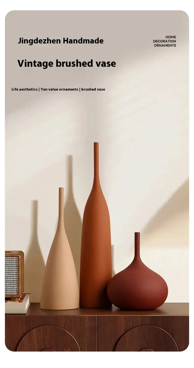 Conjunto de tres jarrones de cerámica minimalistas, elaborados a mano, en tonos tierra beige terracota y rojo intenso, para una decoración wabi sabi.