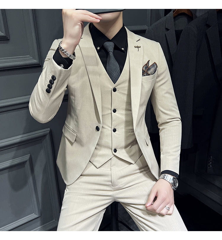 Ensemble de costume slim fit beige pour homme, avec fermeture par bouton noir et pochette de costume assortie, comprenant 9 pantalons courts à la cheville.