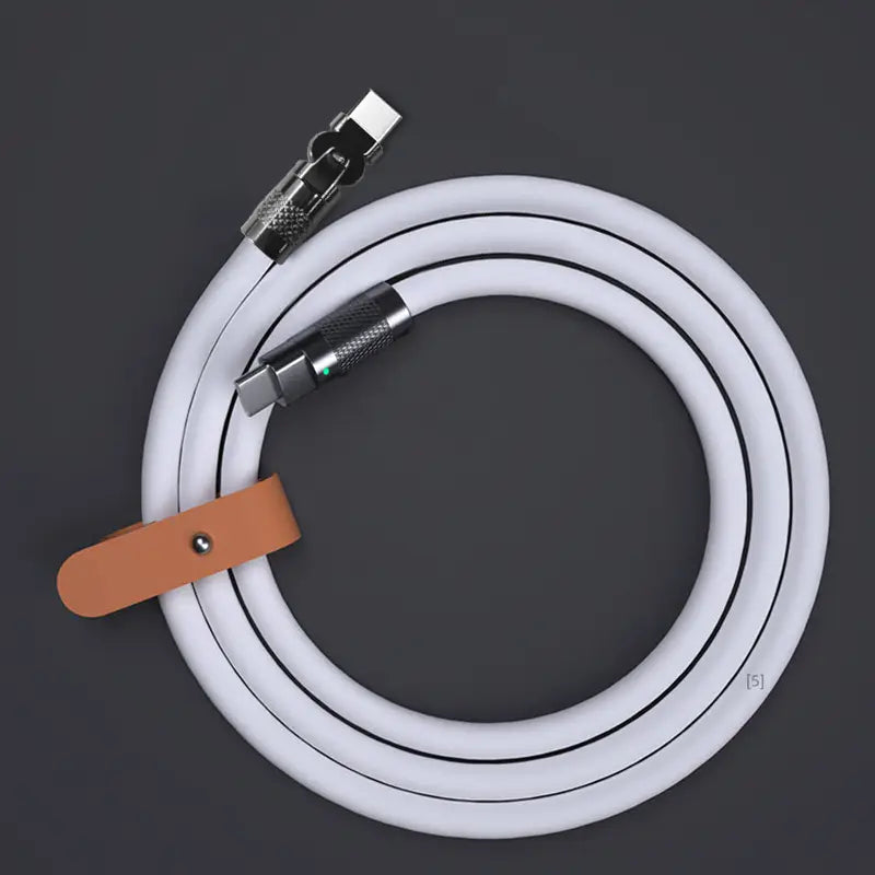 Weißes 120-W-Rotations-Silikon-Ladekabel mit USB-C, mit schwarzen Akzentstreifen, silbernen Metallsteckverbindern und einem braunen Lederriemen
