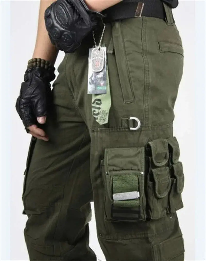 Herren-Olivgrüne Tactical-Cargo-Hosen aus Baumwolle mit mehreren Taschen und einer Metall-D-Ring-Schnalle für vielseitigen Outdoor-Einsatz.