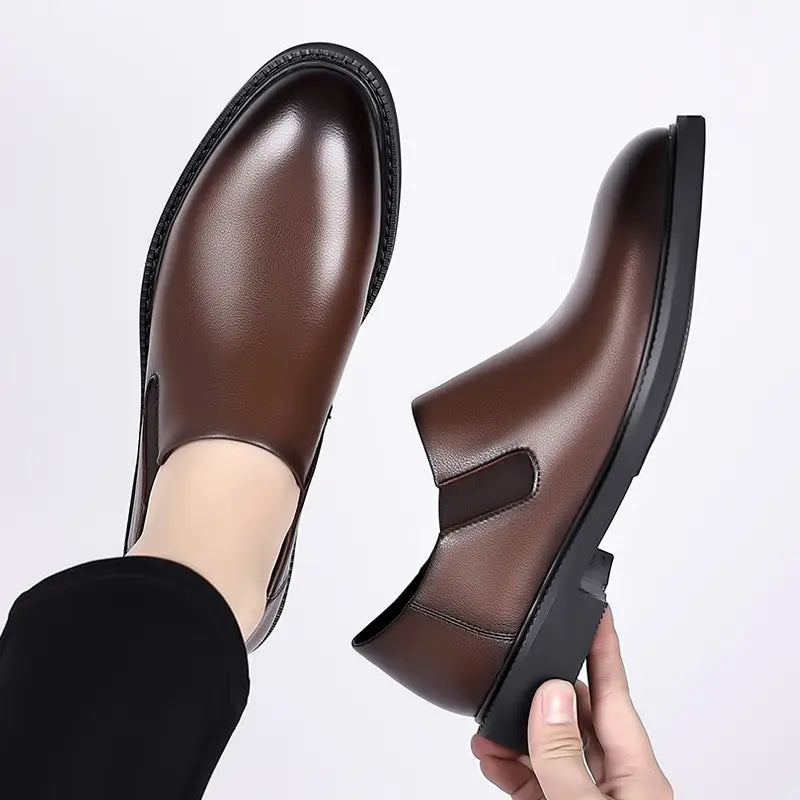 Chaussures habillées à enfiler en cuir pour hommes, marron, avec semelle en caoutchouc noir et panneau latéral élastique pour un enfilage facile.