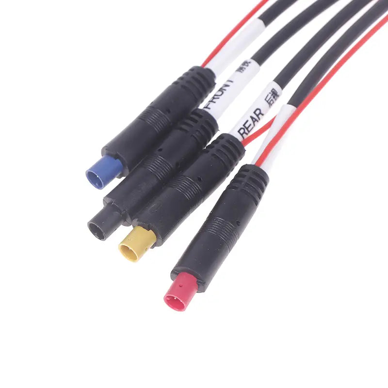 Juego de cuatro conectores eléctricos de cable de cámara de salpicadero de 12 pines de plástico negro, con puntas azul, amarilla y roja, y cinta de etiquetado blanco marcada como frente y posterior para radios Android