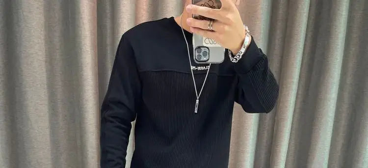 Pull-over en maille à empiècement contrastant pour homme, manches longues, avec une chemise à manches longues en maille côtelée noire et un empiècement contrastant sur la poitrine.