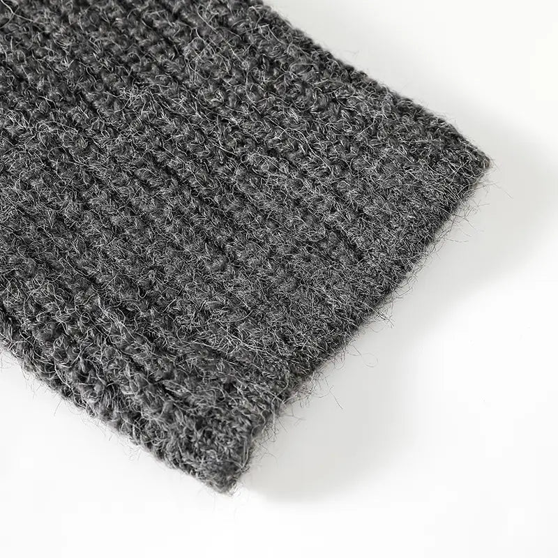 Ein breiter, dunkergrauer gestrickter Handschuh-Wärmer mit einer strukturierten, flauschigen Oberfläche und sichtbaren Garnfasern, passend zu einem Herren-V-Ausschnitt-Strickcardigan